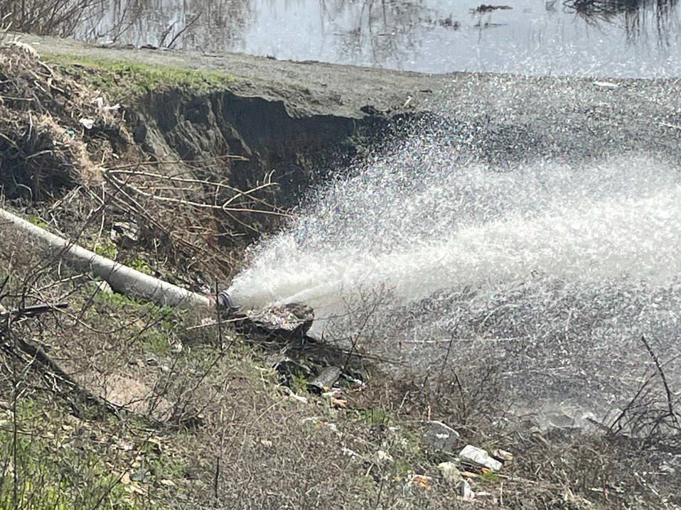 С подтопленных территорий Советского района Орска откачивают воду. Фото: тг-канал Дениса Паслера