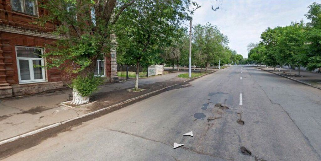 В центре Оренбурга иномарка влетела в дерево 