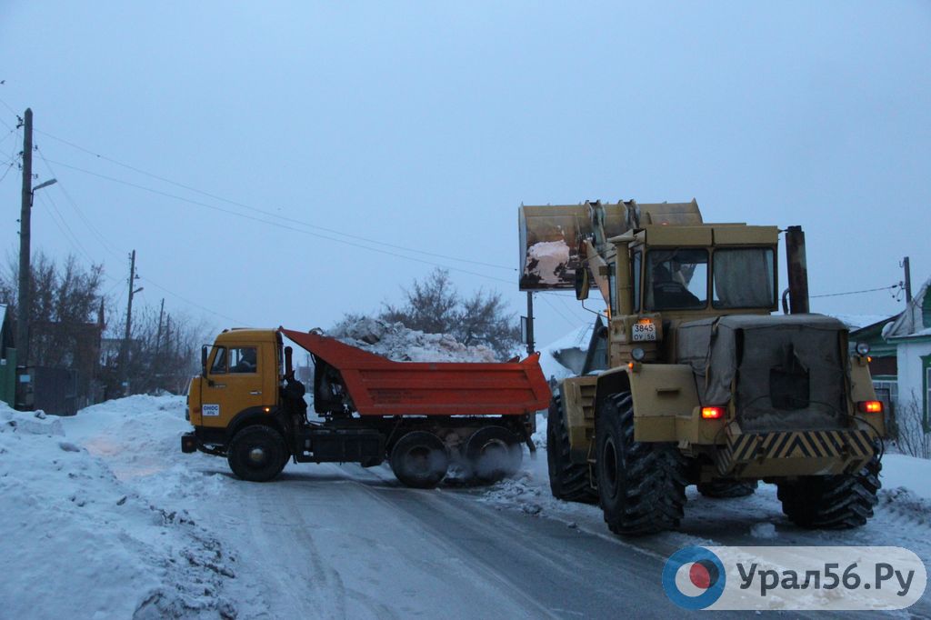 Уборка снега на улице Елшанской в Орске, 31.01.2017