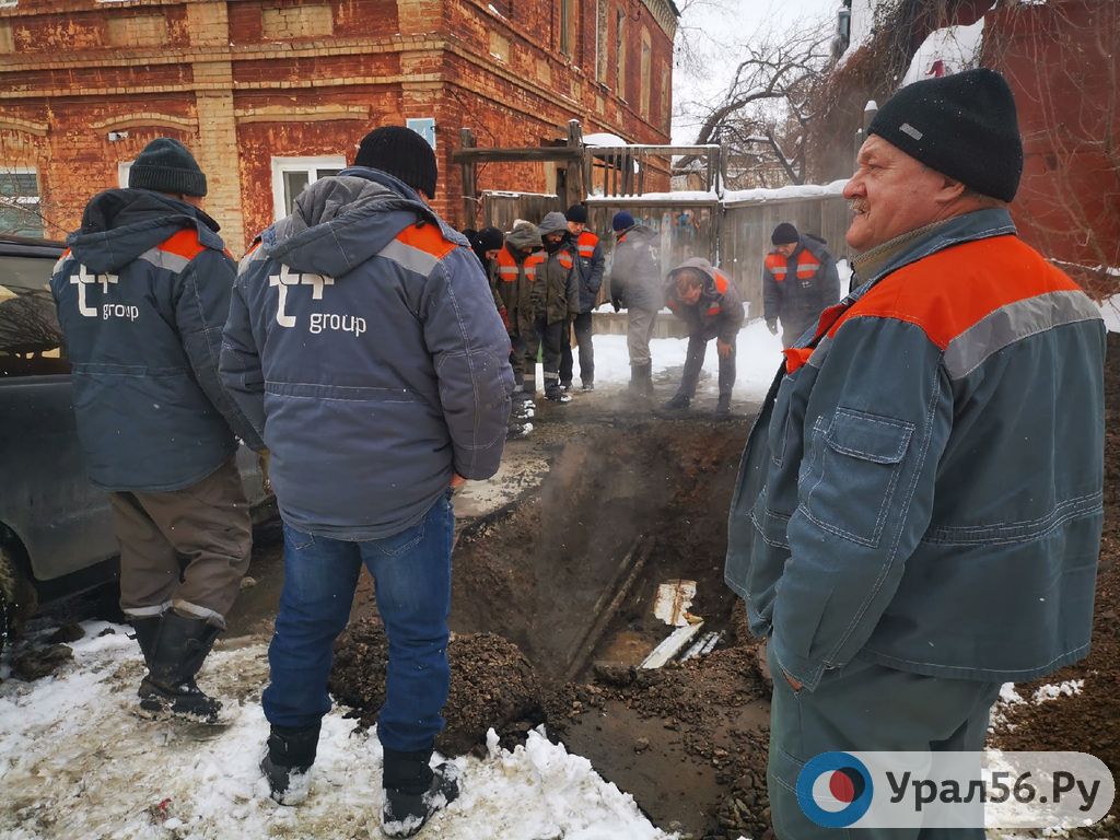 Утечка на переулке Бухарском в Оренбурге