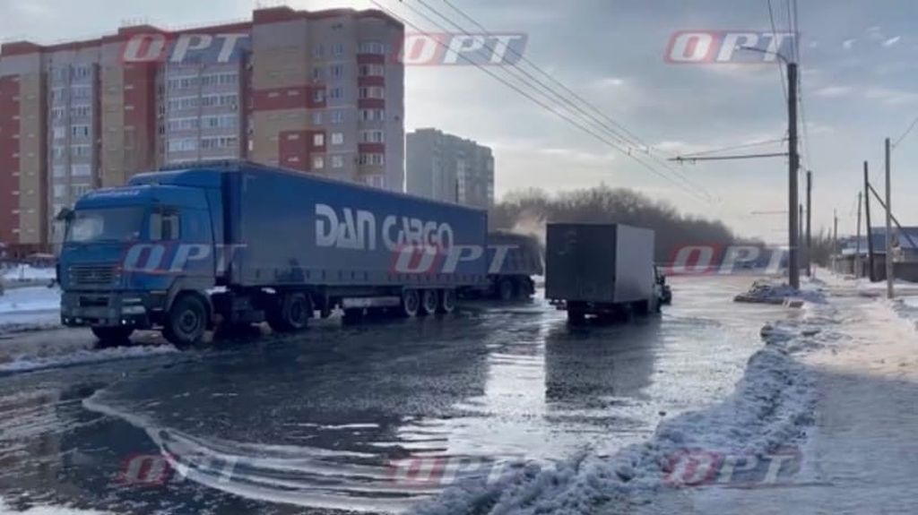В Оренбурге фура застряла на затопленной дороге. Фото: ОРТ