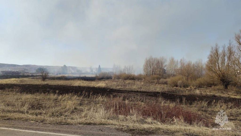 Пожар в Новотроицке. Фото: ГУ МЧС России по Оренбургской области
