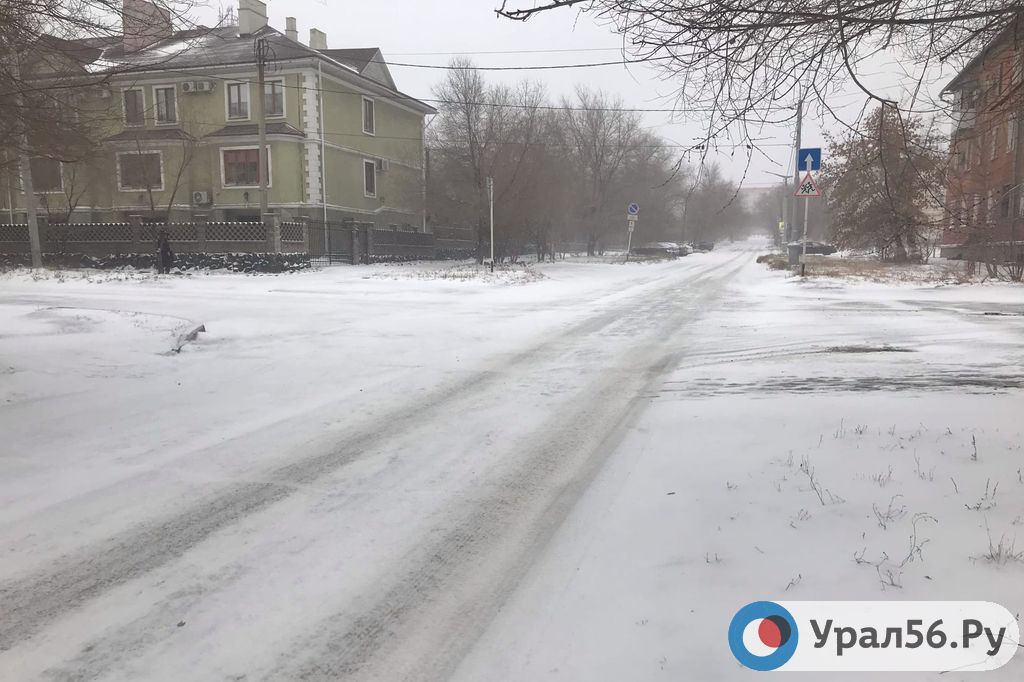 Вместе со снегом в Орск пришел и День жестянщика: ситуация на дорогах города