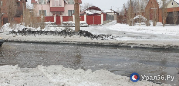 «Жуткий запах и паводок»: В Северном микрорайоне Орска до сих пор устраняют последствия коммунальной аварии