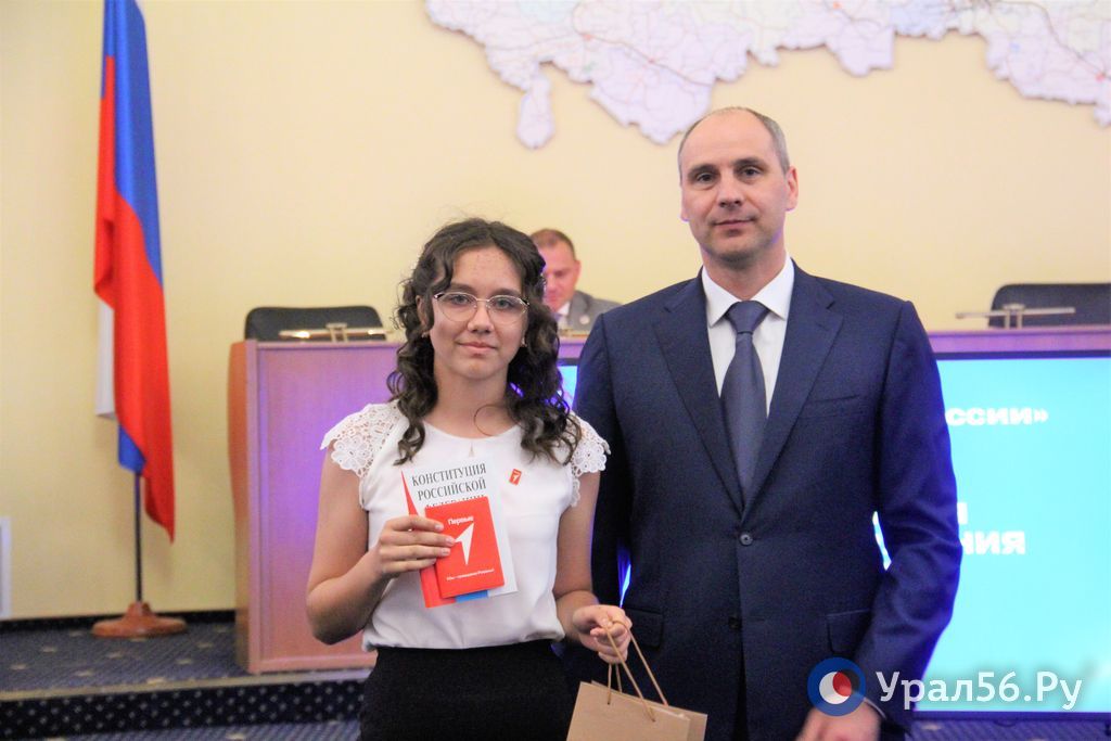 Губернатор Денис Паслер и школьница Наталья Кузнецова