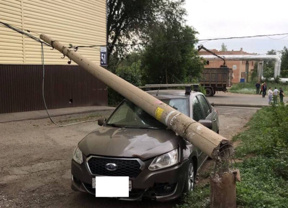В Оренбурге мусоровоз задел кабель опоры ЛЭП. Столб упал на припаркованный автомобиль