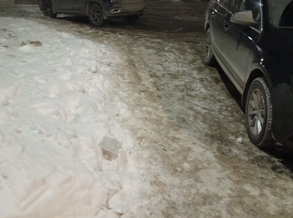 Заледеневшие участки тротуара. Фото прислали местные жители 