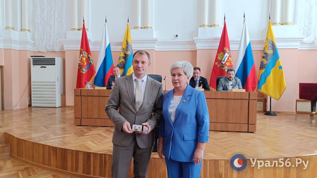 Ольга Березнева передала Станиславу Болдову удостоверение и значок депутата