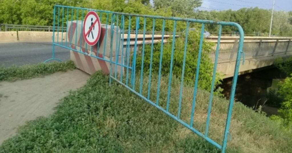 Режим ограничения движения по мосту через реку Грязнушка. Фото: ГУДХОО Оренбургской области 