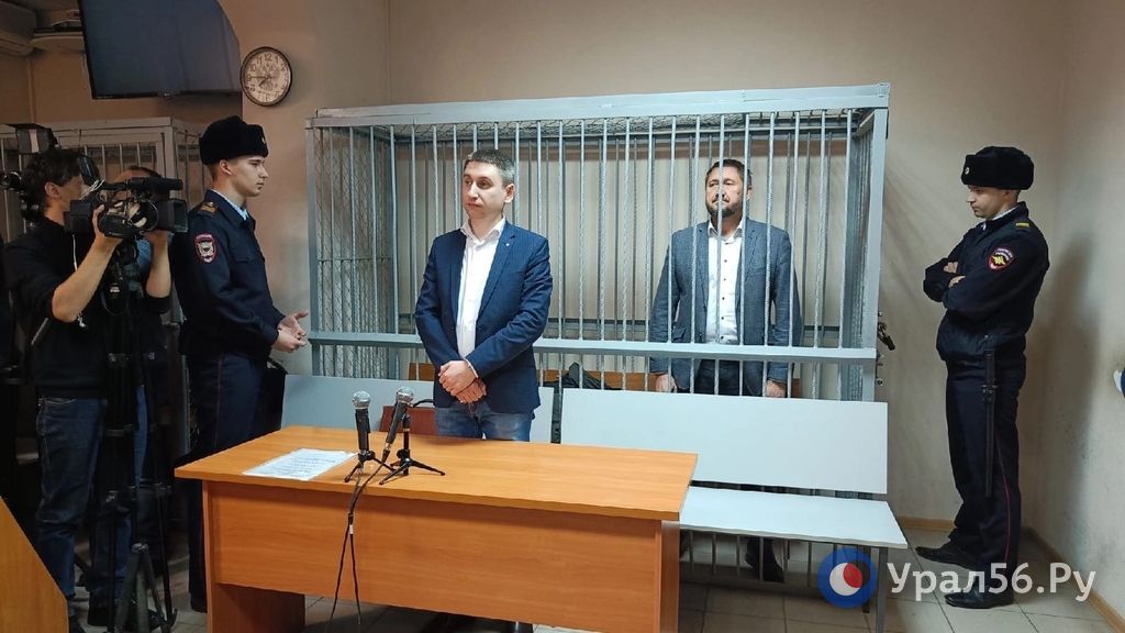 Анатолий Чахеев и его адвокат в зале суда