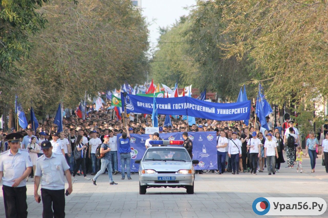 3 000 первокурсников вышли на парад в Оренбурге