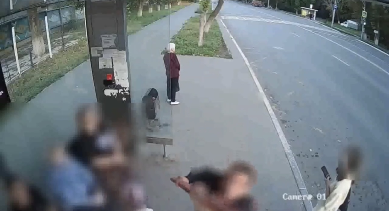 Вандалы «напали» на остановку. Стоп-кадр из видео мэрии