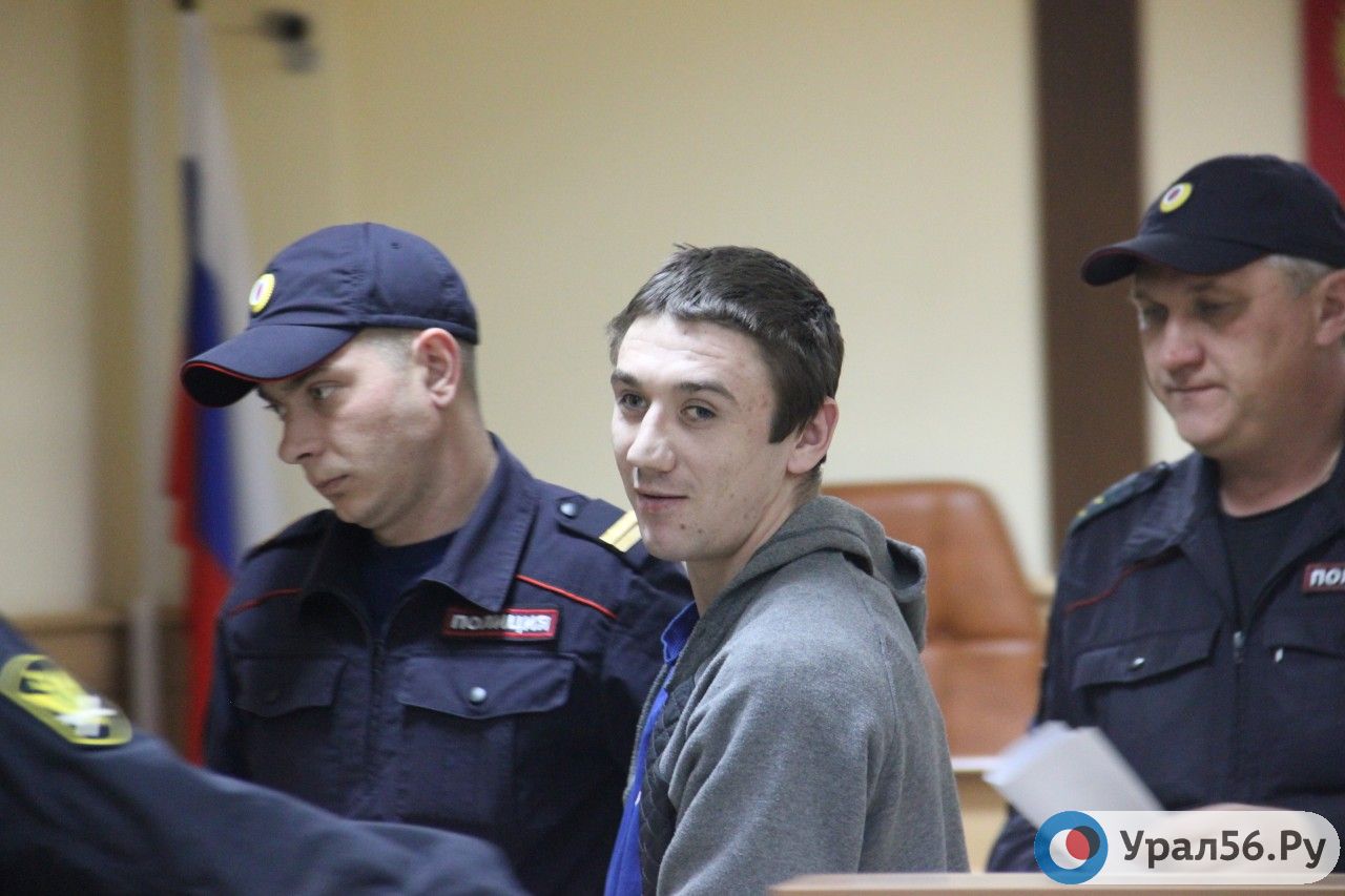 Сотрудники полиции выводят из суда осужденного за совершение убийства и изнаилования жителя Оренбургской области