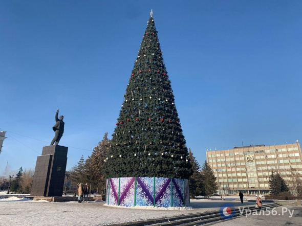 На Комсомольской площади в Орске собрали елку, а каток покрыли очередным слоем льда