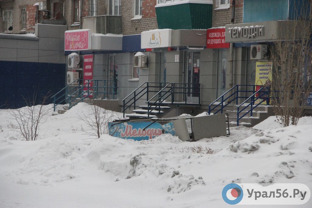 В Орске ночью упал козырек магазина