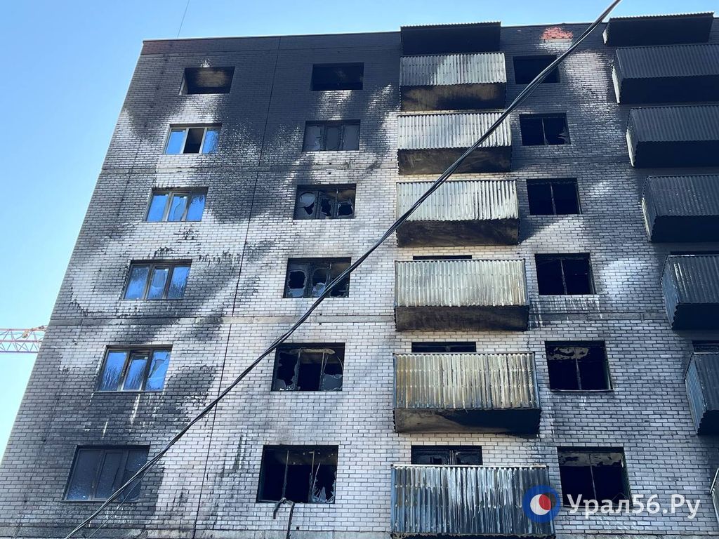 Недостроенное здание после пожара в Орске 21.08.2023