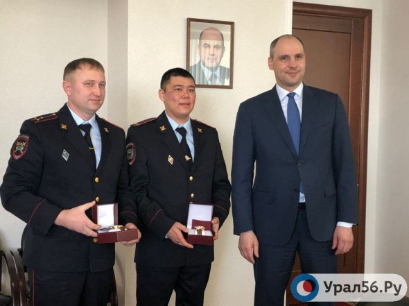 Губернатор Оренбургской области наградил полицейских, которые в метель сопровождали застрявшие на трассе машины