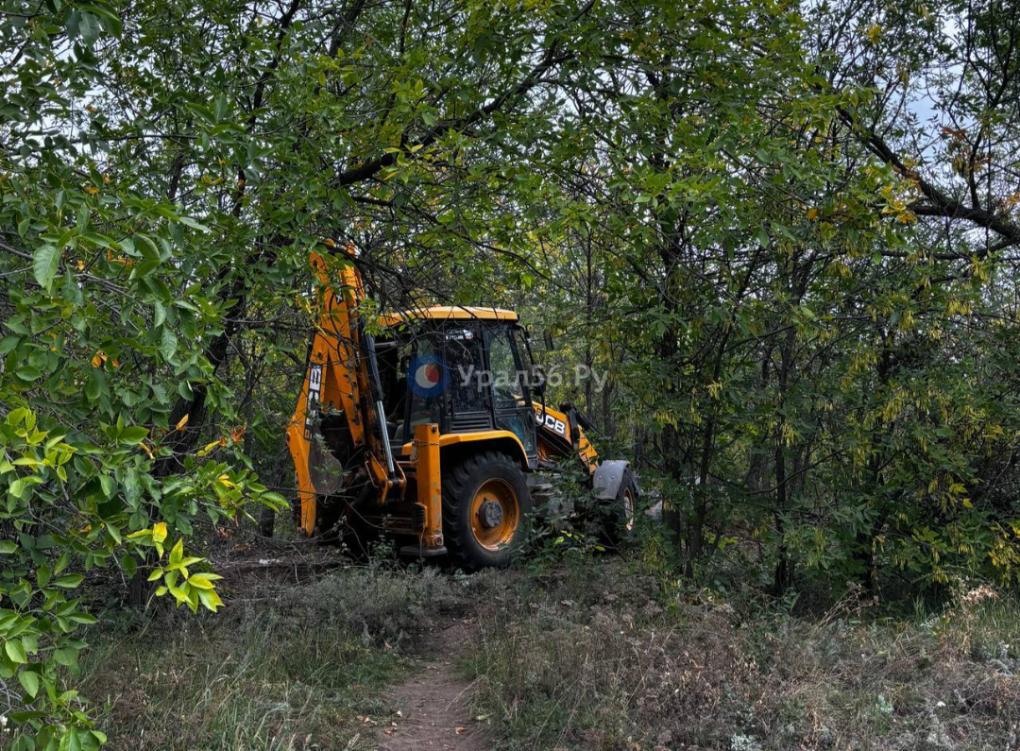 Работы в парке в 16-м микрорайоне Оренбурга. Фото из архива