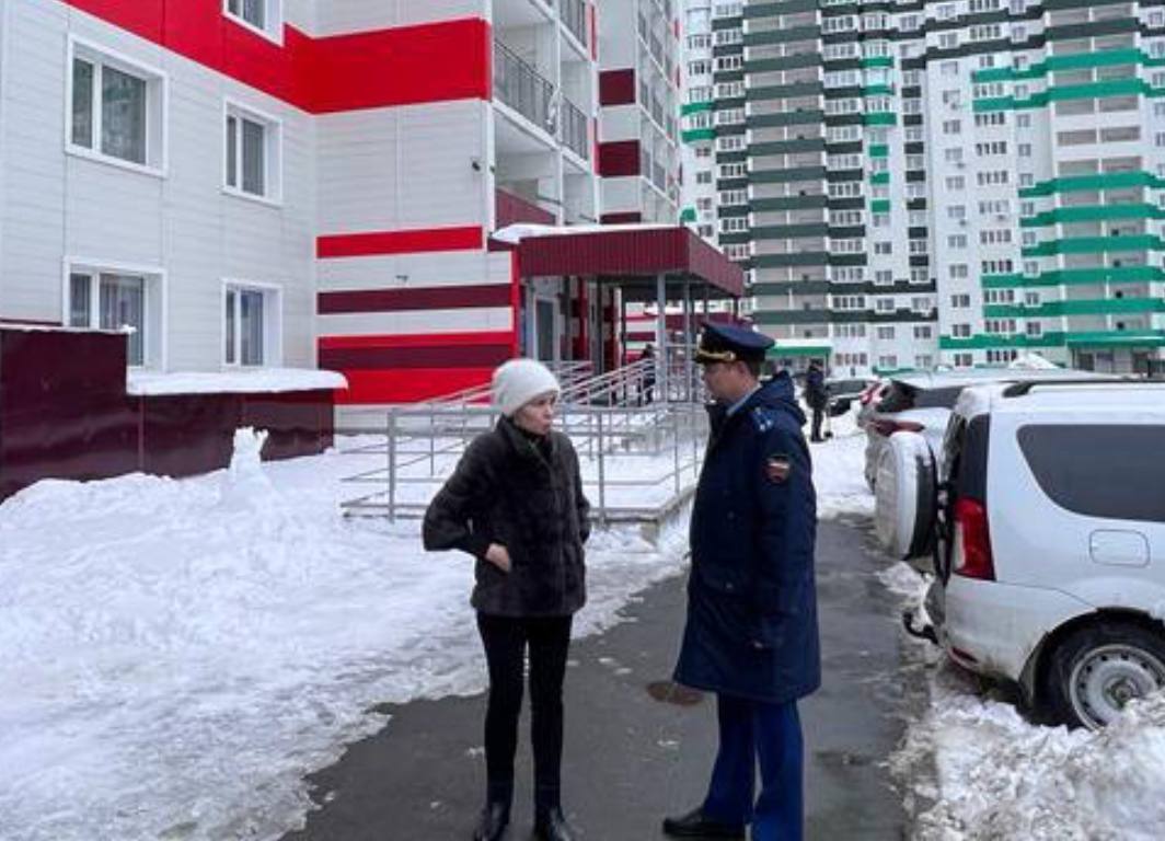Прокуратура Дзержинского района Оренбурга организовала проверку по факту схода снега с крыши многоквартирного дома.
