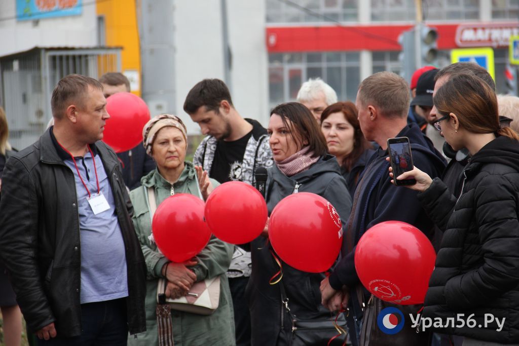 Участники митинга в Северо-Восточном районе Оренбурга