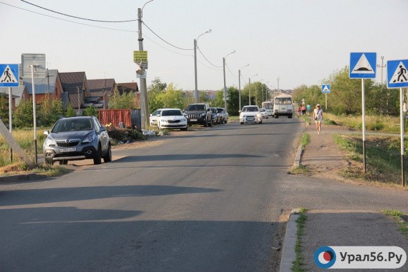 В Оренбурге жители поселка спустя год добились установки светофора на улице Ростошинской