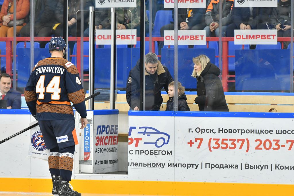 Вручение подарка пострадавшему мальчику. Фото: ХК «Южный Урал»