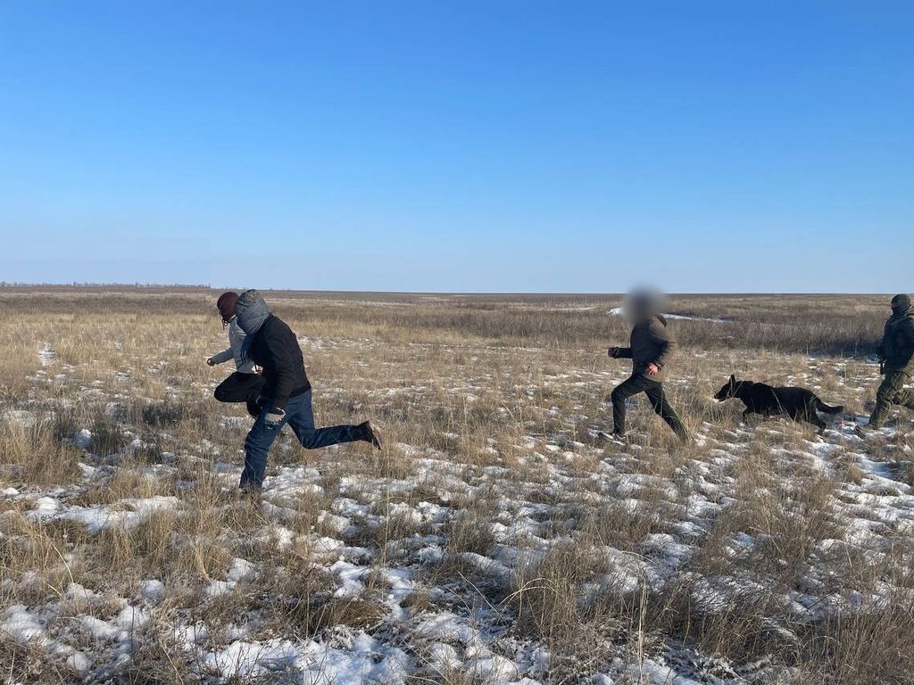 Мужчины пытались сбежать от пограничников. Фото: Пограничное управление ФСБ России по Оренбургской области