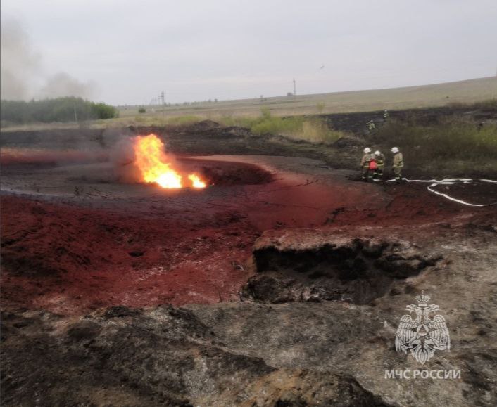 В Оренбургской области после прорыва газопровода загорелся газ. Фото: МЧС по Оренбургской области