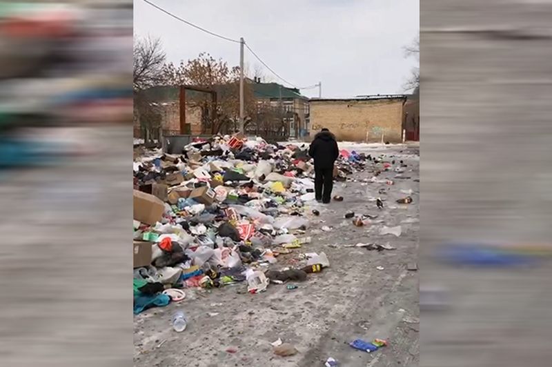 В центре Орска вдоль забора школы разрастается мусорная свалка, а контейнерной площадки уже почти не видно