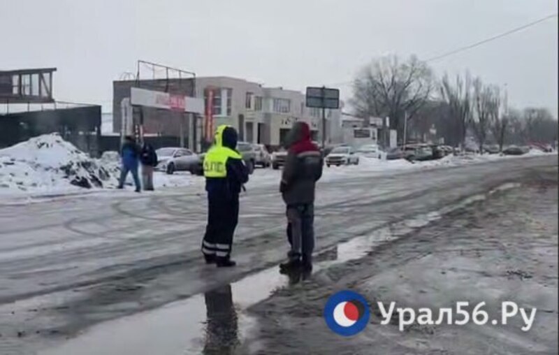На данный момент на месте дежурят сотрудники ГИБДД — они разворачивают транспорт