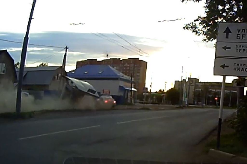 Водитель снес павильон. Фото: стоп-кадр с видео