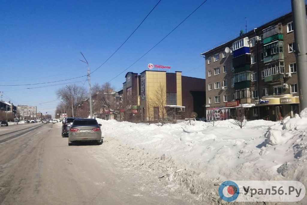 Нерасчищенный парковочный карман на проспекте Ленина в Орске, 26.02.2021