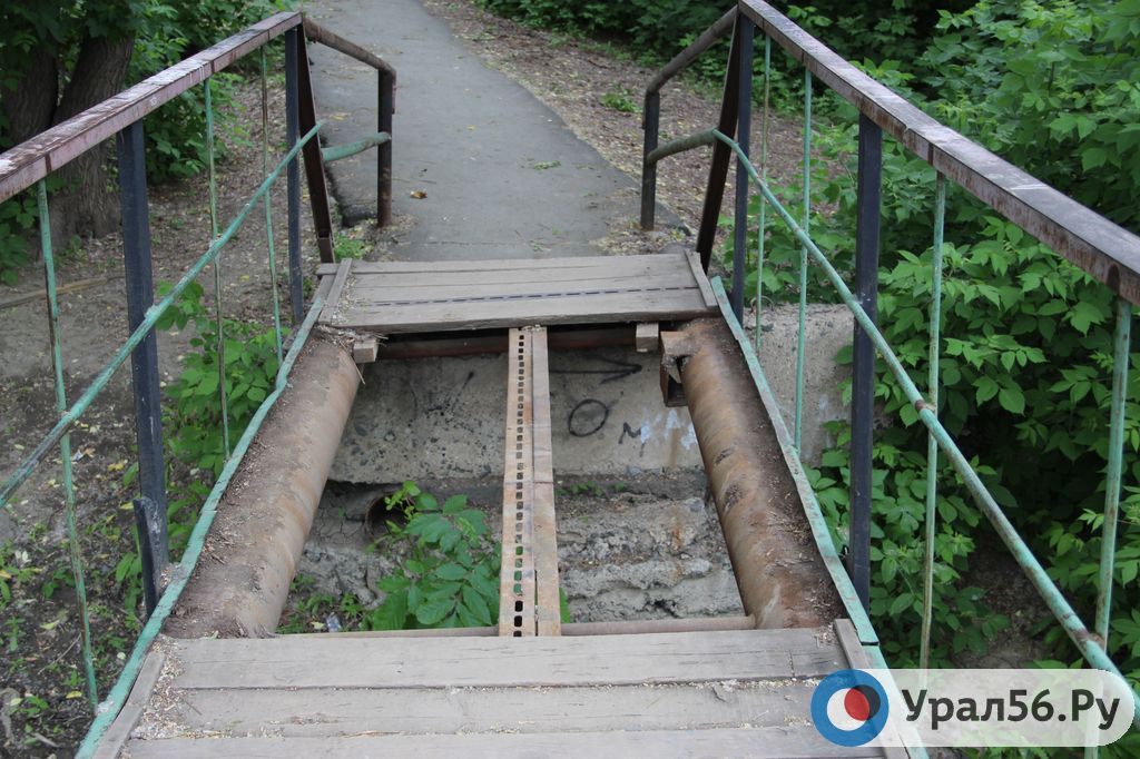 В Орске по мосту через реку Елшанка стало опасно передвигаться
