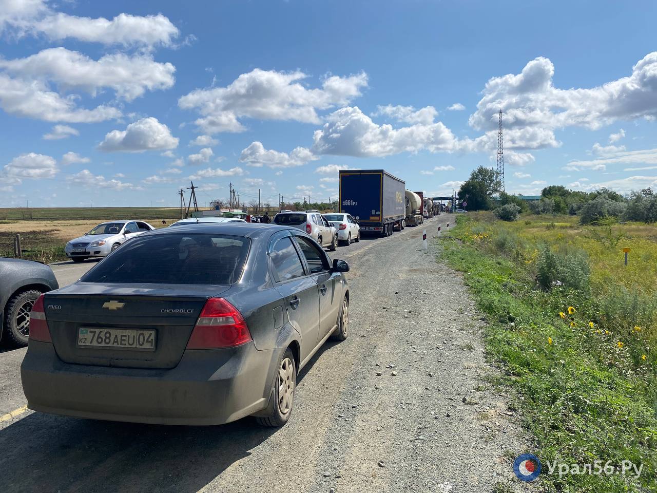 Очередь из машин на пункте пропуска в Орске, 29.06.2025