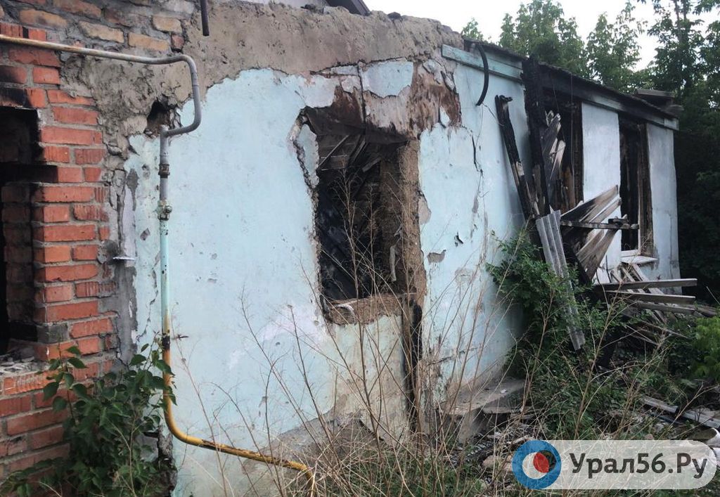 «Возьмите этот дом и отдайте сиротам, молодым врачам – тому, кто нуждается!» Житель Орска требует избавить его от опасного соседства с бомжами, но власти не хотят идти навстречу