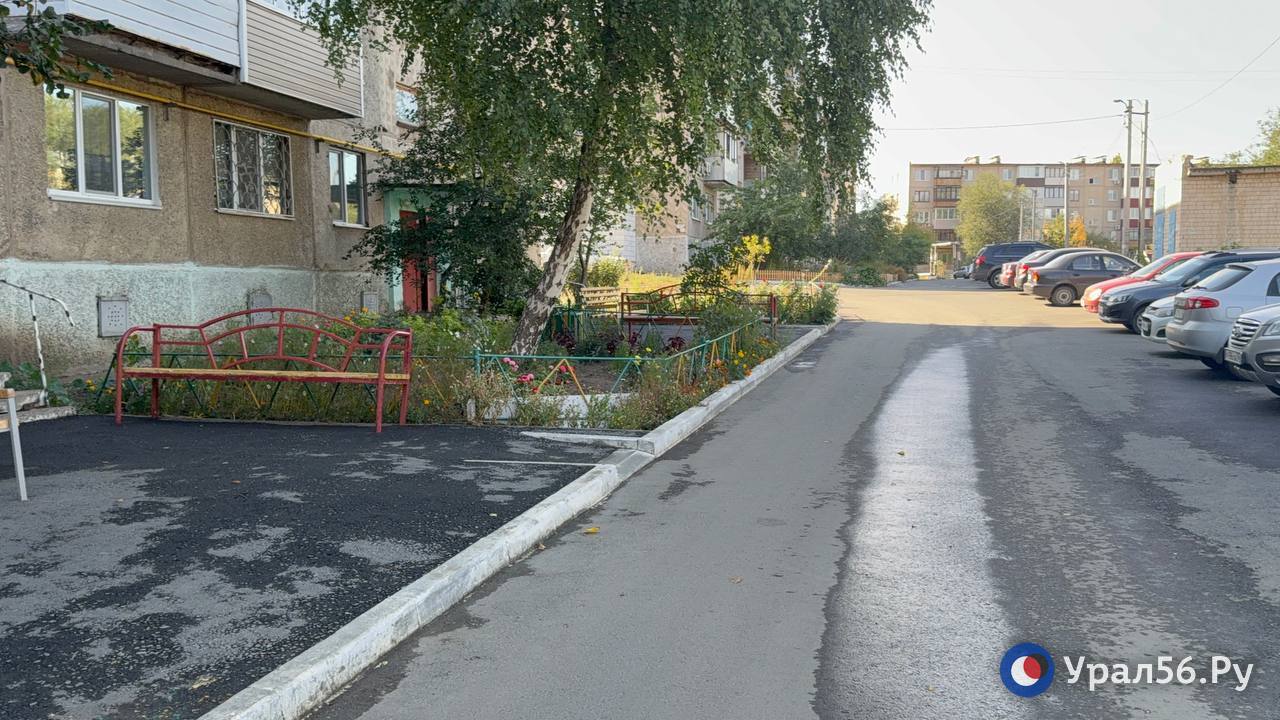 Один из домов, рядом с которым были демонтированы лавочки и урны