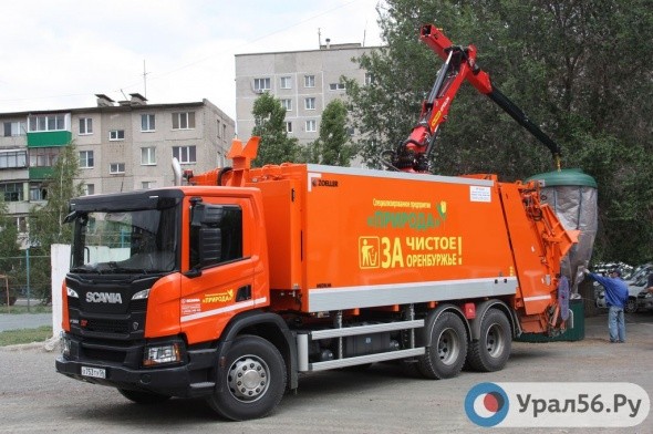 Первый мусоровоз стоимостью 19 млн рублей начал работу в Орске