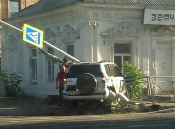 В Оренбурге в ДТП попал автомобиль администрации города, есть пострадавшие 