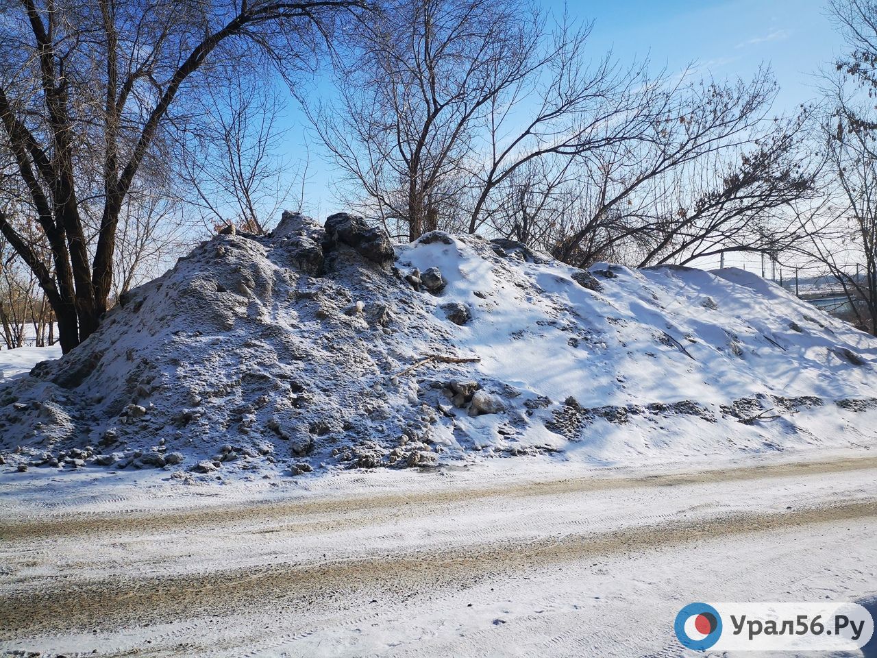 Снежные кучи в одном из дворов на улице Чкалова, Оренбург