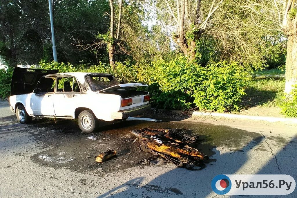 В центре Орска сгорел автомобиль ВАЗ