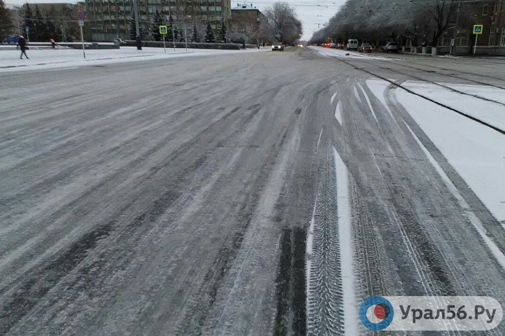 Проезжая часть в центре Орска сегодня утром