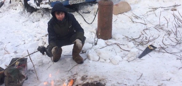 Фуру оренбуржца, которая неделю лежала в кювете под Кировом, вызволили из снежного плена (видео)