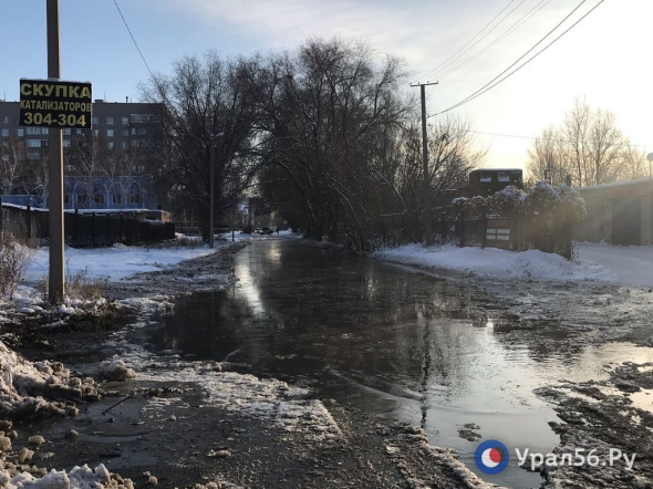 В Орске затопило улицы Школьную и Краматорскую из-за коммунальных аварий