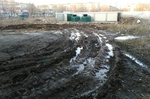 Жители Орска не могут выбросить мусор из-за грязи перед контейнерными площадками