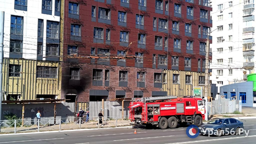 В центре Оренбурга снова загорелось строящееся здание на Терешковой. Пожар ликвидировали