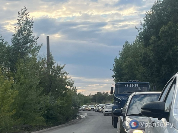 На ул. Тобольской в Орске в районе переезда образовалась большая пробка