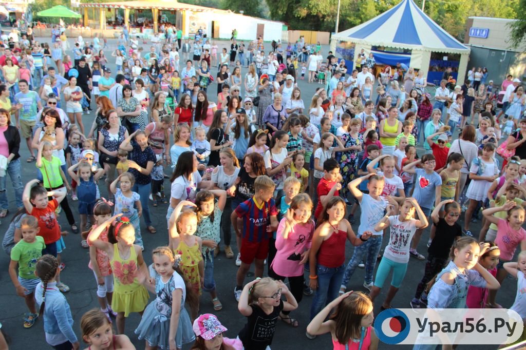 В Орске дети и родители станцевали на «Минидиско»
