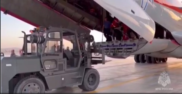 Разгрузка самолета с гуманитарной помощью