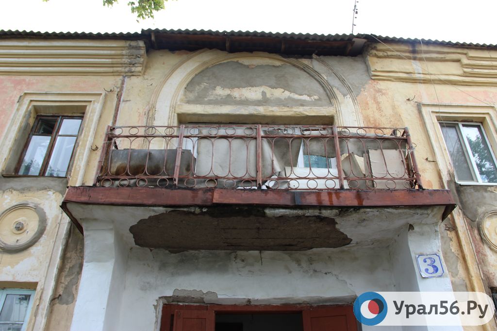 Жители орского общежития подарили губернатору плакаты, которые приготовили для пикета