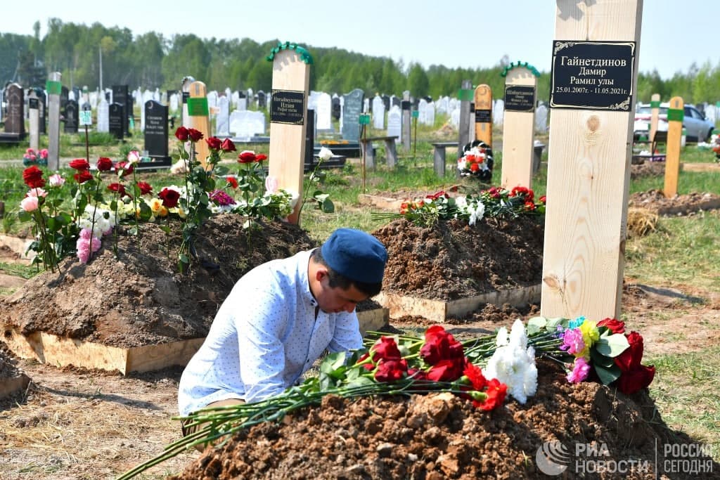 В Казани простились с погибшими при стрельбе школьниками и учительницами